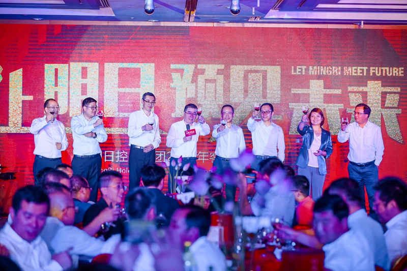 領(lǐng)導祝酒.jpg